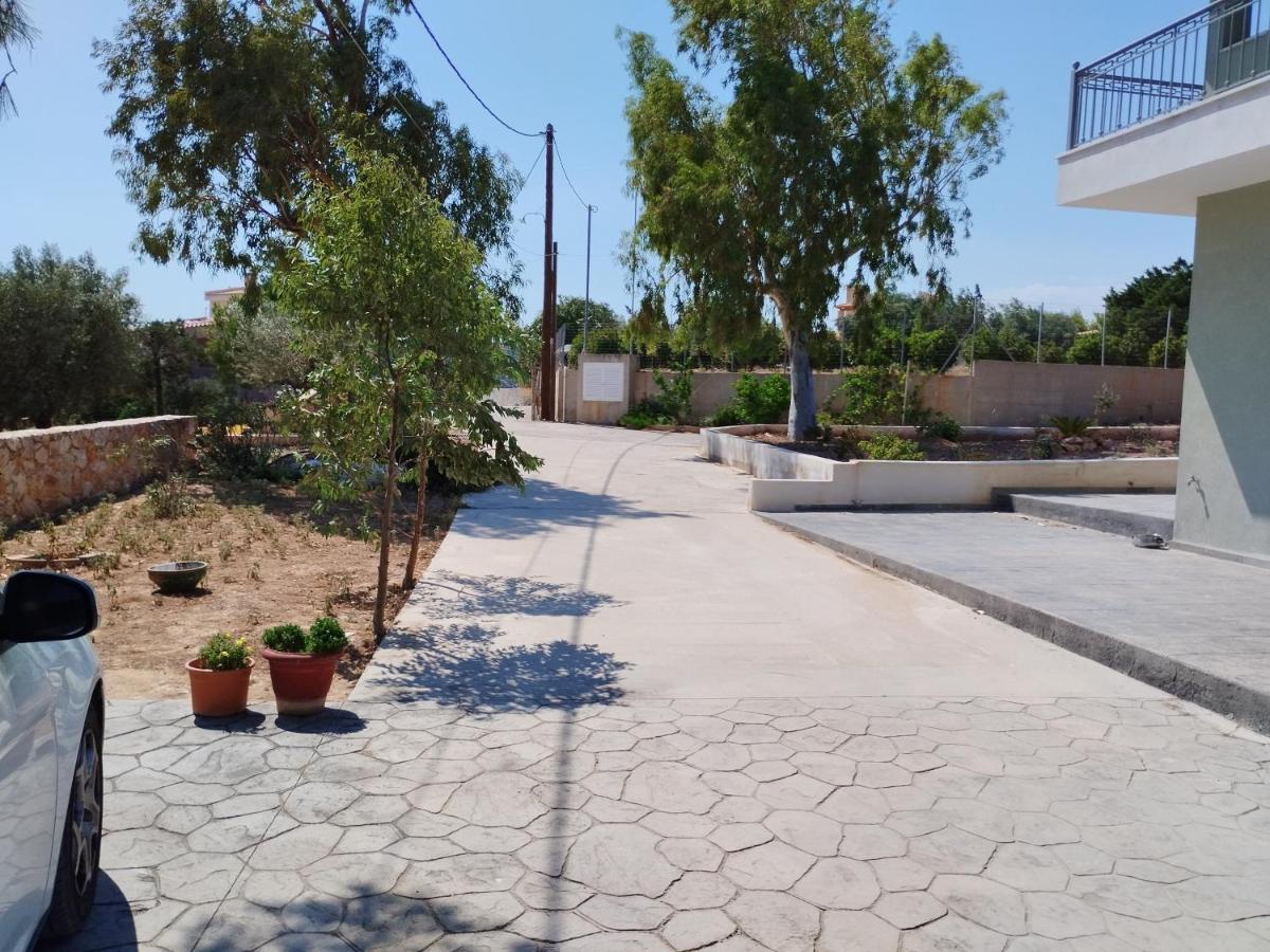 Coastal Garden Getaway Apartment Vári Ngoại thất bức ảnh